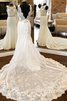 Robe de mariée avec perle décolleté dans le dos a eglise rêveur en salle - 1