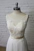Schaufel-Ausschnitt plissiertes informelles bodenlanges Brautkleid mit Gürtel mit Bordüre - 4