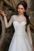 Zeitloses Spitze Sweep train romantisches Brautkleid mit Knöpfen mit Applike - 3