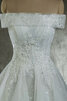 Robe de mariée avec décoration dentelle chaming epaule nue de bustier a eglise - 5