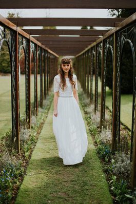 Abito da Sposa Semplice in Pizzo Vintage con Manica Corte Coda A Strascico Cappella Barchetta