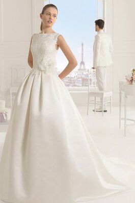 Robe de mariée elegante avec fleurs avec gaze de traîne courte en satin