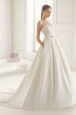 Abito da Sposa decorato Moderno Pomposo a Sala con Fiore classico