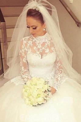 Robe de mariée élégant en dentelle avec nœud dans l'eglise plissage