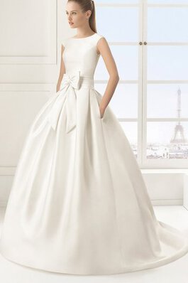 Robe de mariée derniere tendance en satin col u profond ceinture en étoffe avec ruban