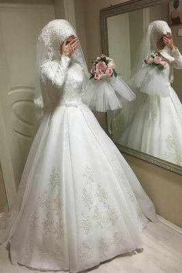 Abito da sposa classico a chiesa affascinante cappellino convenzionale con piega