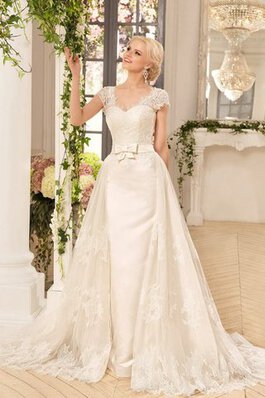 Robe de mariée romantique de col en v avec manche épeules enveloppants avec lacets avec nœud