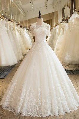 Robe de mariée noble d'epaule ajourée decoration en fleur romantique plissage