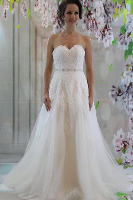 Robe de mariée naturel avec perle de traîne moyenne de col en cœur ligne a