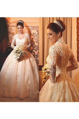 Robe de mariée derniere tendance distinguee avec bouton appliques col en reine