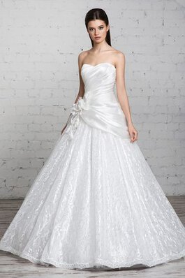 Robe de mariée avec fleurs manche nulle en satin avec fronce cordon