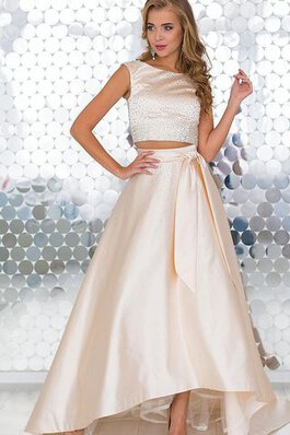 Kurze Ärmeln Satin normale Taille Perlenbesetztes hoch niedrig Ballkleid mit Rüschen