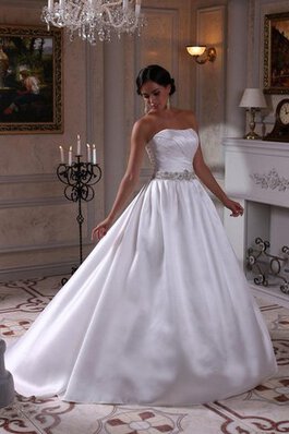 Robe de mariée en satin avec perle de bustier longueru au niveau de sol ruché