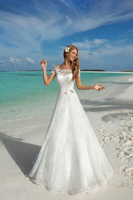 Abito da Sposa in Pizzo con Bottone Cappellino con Fiocco favola retro