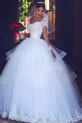 Robe de mariée noble de col en cœur dans l'eglise naturel romantique