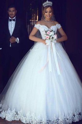 Abito da sposa con piega in pizzo cappellino con perline pudica affascinante