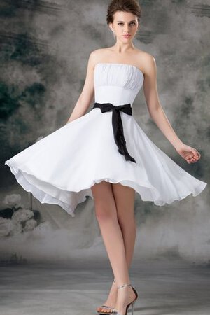 Gerüschtes trägerlos knielanges Brautjungfernkleid aus Chiffon mit Schleife - Bild 1