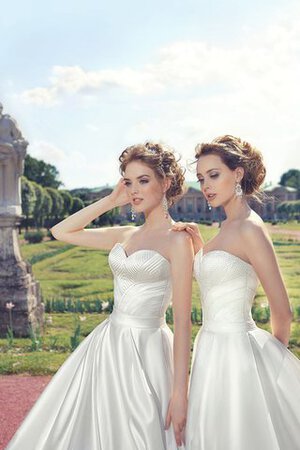 Abito da Sposa con Perline Semplice Allacciato Cuore Coda A Strascico Corto Naturale - Foto 5