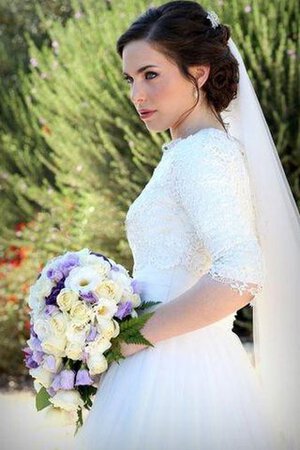 Robe de mariée romantique sage en tulle elevé decoration en fleur - Photo 2