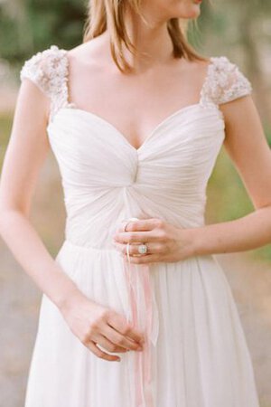 Robe de mariée distinguee en plage avec perle avec manche courte decoration en fleur - Photo 4