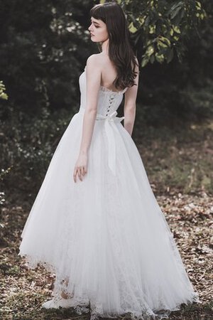 Robe de mariée étourdissant de lotus avec décoration dentelle en plein air avec lacets - Photo 3