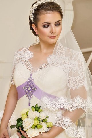 Abito da Sposa in Pizzo con Manica Corte Cappellino con Fusciacca V-Scollo tradizionale - Foto 2