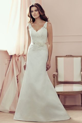 Robe de mariée simple derniere tendance discrete avec nœud de traîne courte - Photo 1