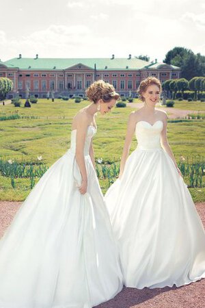 Abito da Sposa con Perline Semplice Allacciato Cuore Coda A Strascico Corto Naturale - Foto 4