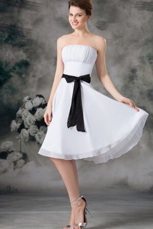 Gerüschtes trägerlos knielanges Brautjungfernkleid aus Chiffon mit Schleife - Bild 4