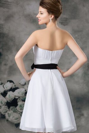 Gerüschtes trägerlos knielanges Brautjungfernkleid aus Chiffon mit Schleife - Bild 7
