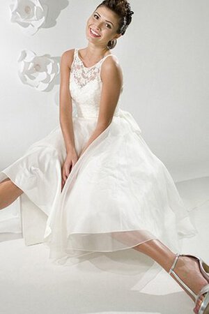 Robe de mariée sage avec ruban en dentelle longueur mollet encolure ronde - Photo 1