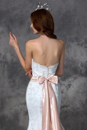 Robe de mariée vintage longue décolleté dans le dos de bustier avec ruban - Photo 5