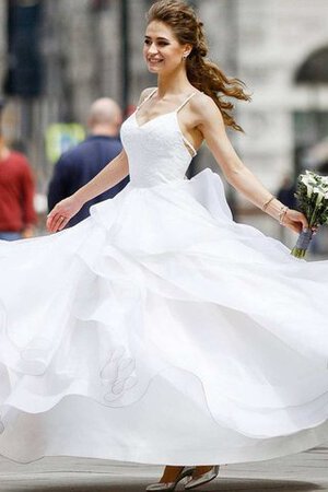 Robe de mariée distinguee de traîne courte en taffetas ruchés longs avec gradins - Photo 3