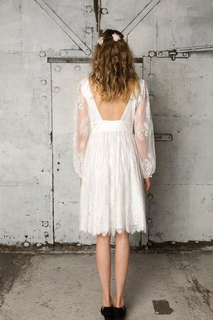 Robe de mariée nature gaine avec manche longue v encolure au niveau de genou - Photo 4