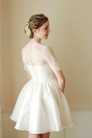 Robe de mariée courte naturel en satin avec décoration dentelle de col haut - Photo 2