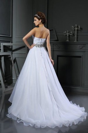 Robe de mariée chic avec perle en satin avec sans manches de col en cœur - Photo 2