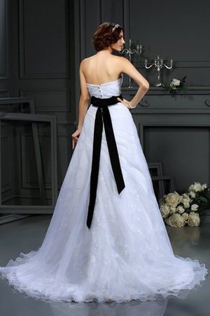 Herz-Ausschnitt Normale Taille Extravagantes Brautkleid aus Satin mit Gürtel - Bild 2