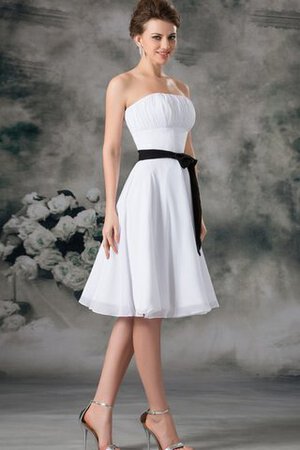 Gerüschtes trägerlos knielanges Brautjungfernkleid aus Chiffon mit Schleife - Bild 5