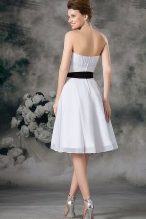 Gerüschtes trägerlos knielanges Brautjungfernkleid aus Chiffon mit Schleife - Bild 6