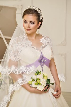 Abito da Sposa in Pizzo con Manica Corte Cappellino con Fusciacca V-Scollo tradizionale - Foto 4