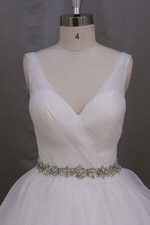 Perlenbesetztes gerüschtes V-Ausschnitt bodenlanges Brautkleid mit Rüschen - Bild 5