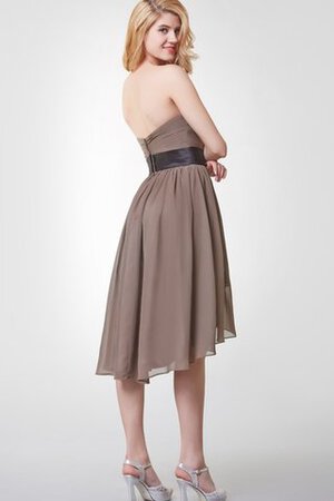 Chiffon trägerloser Ausschnitt geschichtes A-Line kurzes Brautjungfernkleid mit Gürtel - Bild 3