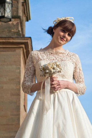 Robe de mariée discrete de col haut avec décoration dentelle en taffetas arrivée au mollet - Photo 2