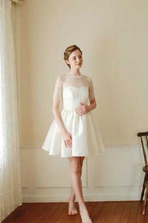 Robe de mariée courte naturel en satin avec décoration dentelle de col haut - Photo 3