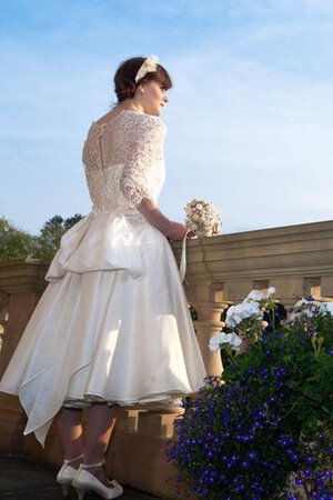 Robe de mariée discrete de col haut avec décoration dentelle en taffetas arrivée au mollet - Photo 4