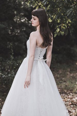 Robe de mariée étourdissant de lotus avec décoration dentelle en plein air avec lacets - Photo 7